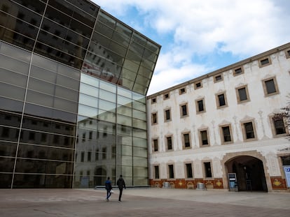 Dos personas pasean por la plaza del CCCB.