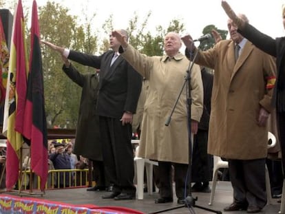 Blas Piñar (segundo por la izquierda), conmemorado el XXVII aniversario de la muerte de Franco.