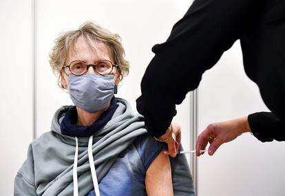 Una mujer recibe la vacunan de AstraZeneca el 20 de marzo en Ede, Países Bajos.