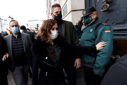  Isabel Díaz Ayuso saluda a un guardia civil en la Puerta del Sol, este sábado. 