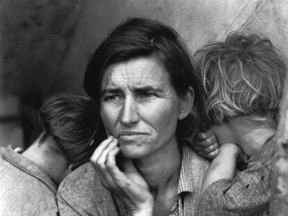 La mujer que Lange fotografió en Nipomo, California, se convirtió en un icono de la desesperación. "Vi y me acerqué a la famélica y desesperada madre atraída como un imán", aseguró la fotógrafa Dorothea Lange. Años después, muerta la autora, Florence Owens Thompson, la protagonista de la instantánea fue localizada: "Ojalá no me hubiese hecho esa foto, no obtuve provecho alguno de ella. Ella ni siquiera me preguntó mi nombre. Me dijo que nunca vendería aquellas fotos y que me enviaría una copia, pero nunca lo hizo".