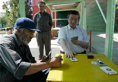 Dos hombres juegan a las cartas en un albergue privado para ancianos en Santiago, Chile, en una fotografía de archivo.