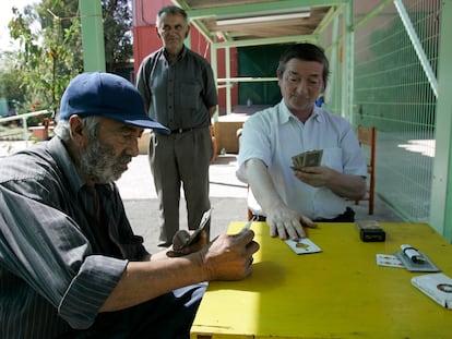 Dos hombres juegan a las cartas en un albergue privado para ancianos en Santiago, Chile, en una fotografía de archivo.
