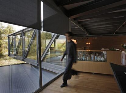 Comedor del restaurante L'Angle, en el interior del hotel Món, proyectado por Miquel Espinet y situado en la localidad barcelonesa de Sant Fruitós del Bages