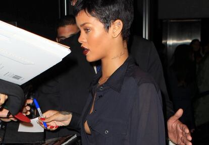 Rihanna, firmando autógrafos a su llegada al concierto de Jay-Z en Nueva York, el 3 de octubre, donde acudió junto a Chris Brown.