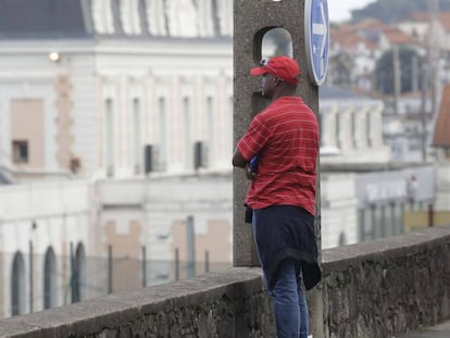 Migrantes intentando intentando evitar a la policía francesa junto a estacion Hendaya.