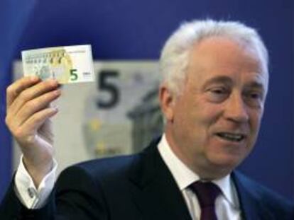 Carlos Costa, gobernador del Banco de Portugal, muestra el nuevo billete de 5 euros. EFE/Archivo