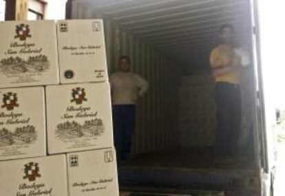Labores de carga de los cuatro contenedores en los que viajarán hacia China las 50.000 botellas de la Bodega San Gabriel.