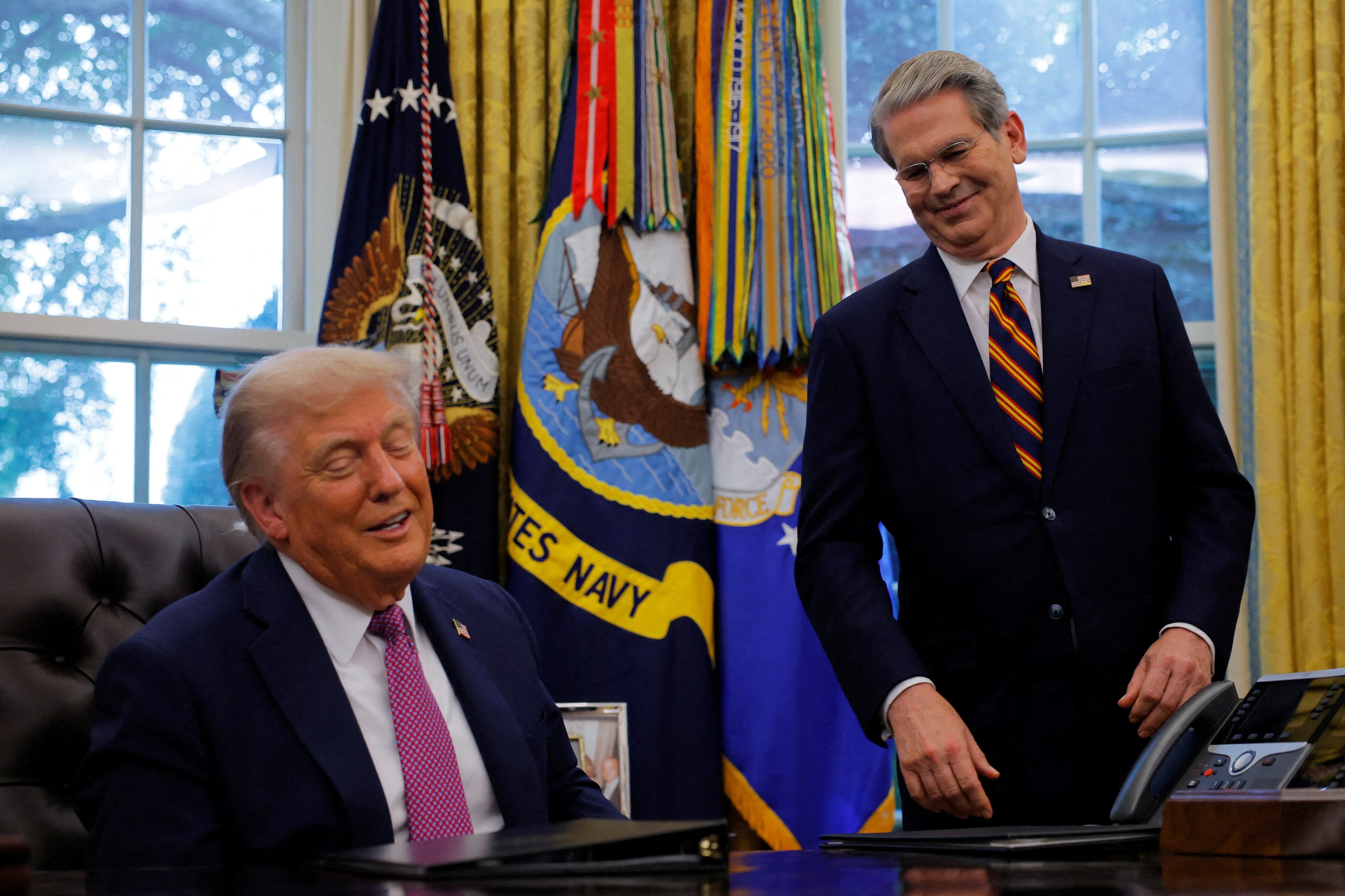 El presidente de EE UU, Donald Trumo, junto al secretario de Estado, Scott Bessent.