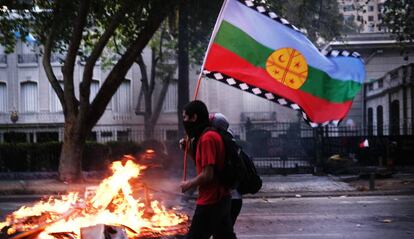 Un manifestante con la bandera mapuche en las calles de Santiago de Chile el pasado 10 de diciembre.