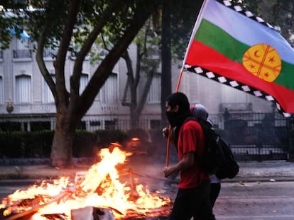 Un manifestante con la bandera mapuche en las calles de Santiago de Chile el pasado 10 de diciembre.