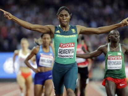 Semenya vence a prova dos 800m do Mundial de Atletismo de Londres, em agosto de 2017.