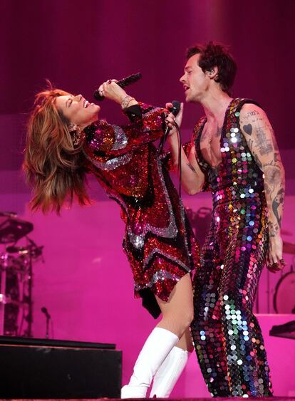 Una de las grandes sorpresas del fin de semana: Shania Twain invitada en el concierto de Harry Styles. Interpretaron dos temas de ella, ‘Man! I Feel Like a Woman’ y ‘You’re Still the One’.