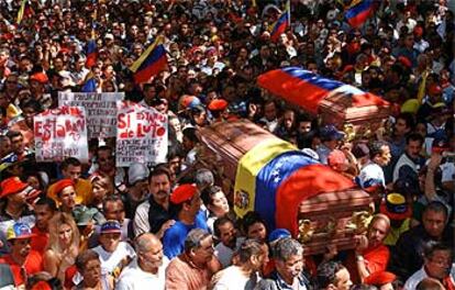 Miles de personas asistieron ayer al entierro de los dos partidarios del presidente Chávez muertos el pasado viernes.