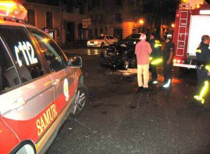 Los bomberos ante uno de los coches accidentados, en la madrugada de ayer.