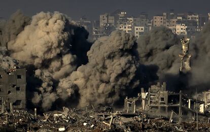 Densas columnas de humo se elevan en el norte de la franja de Gaza tras un nuevo bombardeo israelí. 
