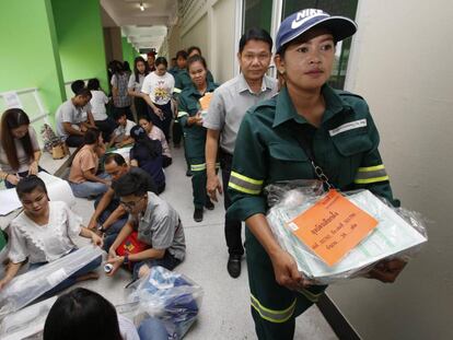 Un equipo prepara las papeletas para las elecciones generales de Tailandia de este domingo. 