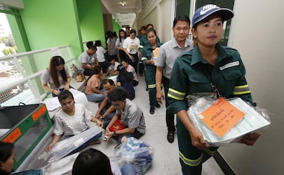 Un equipo prepara las papeletas para las elecciones generales de Tailandia de este domingo. 