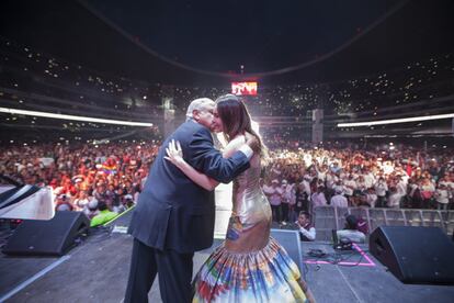 AMLOFEST fue el nombre del acto de cierre de campaña del candidato de la coalición Juntos haremos historia en el que se presentó entre otros artistas, la cantante Belinda.