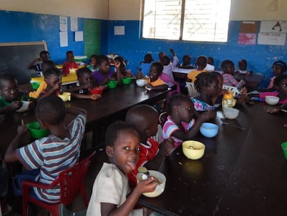 PMA proporciona alimentación escolar a 180.000 niños y niñas en Guinea-Bissau, lo que representa un 10% de la población y el 65% del alumnado matriculado en escuela primaria.