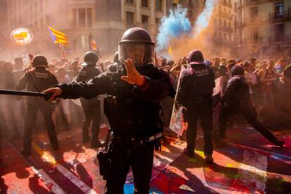 Agents dels Mossos d'Esquadra carreguen contra manifestants independentistes.