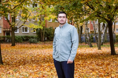 Anas Modamani posa en Lichtenberg, el barrio del este de Berlín donde vive con su novia, la ucrania Anna Yarysh.