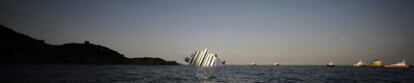 Vista del crucero italiano <i>Costa Concordia,</i> encallado cerca de la costa de la isla de Giglio, en Italia.