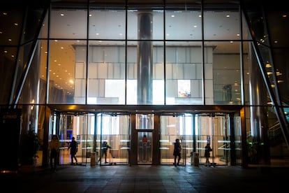 Entrada de uno de los edificios de las Cuatro Torres, en Madrid.