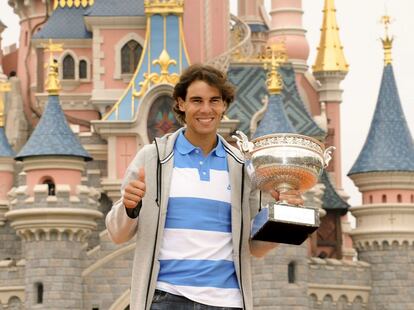 El mallorquín posa en Disneyland con el trofeo de Roland Garros.