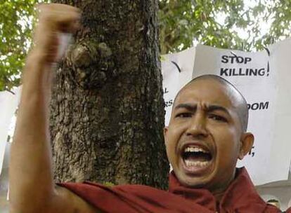 Un monje budista birmano protesta frente a la Embajada de Myanmar en Colombo.