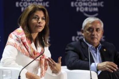 La presidenta costarricense, Laura Chinchilla (i), y su homólogo de Guatemala, Otto Pérez Molina (d), participan en la sesión inaugural del IX Foro Económico Mundial para Latinoamérica que se celebra en Playa Bonita, en el Pacífico panameño.