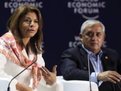 La presidenta costarricense, Laura Chinchilla (i), y su homólogo de Guatemala, Otto Pérez Molina (d), participan en la sesión inaugural del IX Foro Económico Mundial para Latinoamérica que se celebra en Playa Bonita, en el Pacífico panameño.