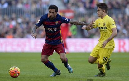 Alves disputa la pilota amb Denis Suárez en el partit contra el Vila-real al Camp Nou.