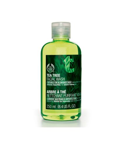 Ni siquiera en vacaciones podemos descuidar la limpieza de la piel. Este limpiador facial de Body Shop está especialmente indicado para evitar la aparición de imperfecciones y eliminar los excesos de grasa, sin resecar. (7 euros).