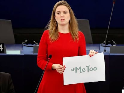 Miembros del grupo de Los Verdes/Alianza Libre Europea, con carteles con la etiqueta #Me too (en castellano Yo también), esta semana en el Parlamento Europeo.