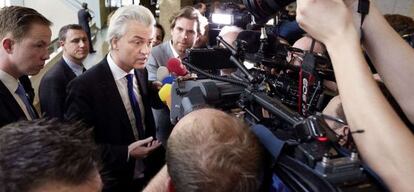 El l&iacute;der del PVV, Geert Wilders atiende a los medios este jueves en el Parlamento de La Haya.