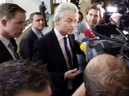 El l&iacute;der del PVV, Geert Wilders atiende a los medios este jueves en el Parlamento de La Haya.