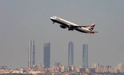 Un avión despega del aeropuerto de Barajas