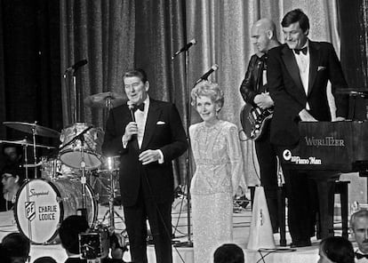 Com Ronald Reagan no poder,o baile de gala da posse voltou para Washington. Em 1981, a festa foi celebrada no Museu Nacional de História Natural. A festa teve uma curiosa decoração com o elefante Fenykovi, localizado no centro do recinto, que foi coberto com bandeiras patrióticas.