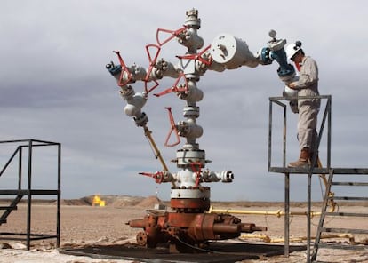 Funcionário mede pressão no campo de Vaca Muerta, na Argentina.