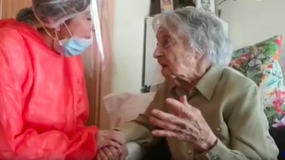 María Branyas (r) at her home in a senior residence in Olot. 