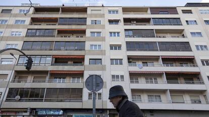  Un ciudadano camina por la avenida Villamayor de Salamanca. 