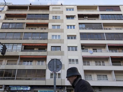  Un ciudadano camina por la avenida Villamayor de Salamanca. 