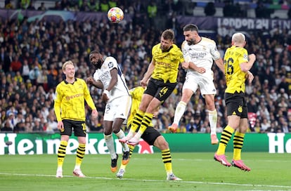 Dani Carvajal remata de cabeza para poner en el marcador el 1-0 para el Real Madrid.