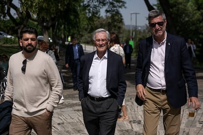 El ex alcalde y candidato de Junts, Xavier Trias, llega a la foto flanqueado por su jefe de Gabinete, Adrià Ventura (a la izquierda) y el jefe de campaña y número tres de la lista del partido, Jordi Martí Galbis.