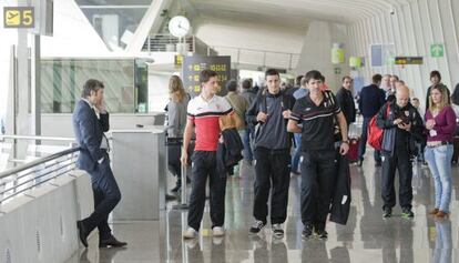 Urrutia, Herrera y Aduriz, en el aeropuerto.