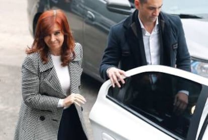 La expresidenta Cristina Kirchner llega este lunes a los tribunales federales de Buenos Aires.