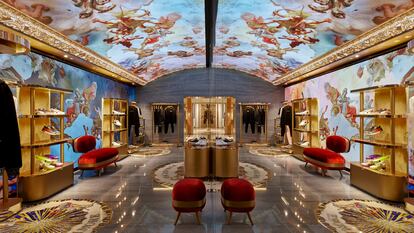 Dolce & Gabbana hace alarde de su barroquismo italiano entre pasado y futuro con una boutique en plena Piazza di Spagna.
