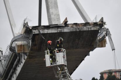 Bomberos inspeccionan el puente Morandi tras su colapso en Génova (Italia).