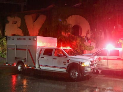 Vehículos de emergencia acuden a atender el incendio en la discoteca Baby'O, este jueves, en Acapulco.